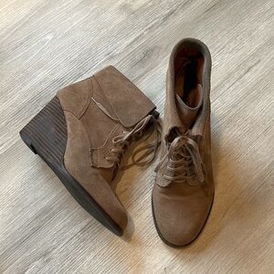 Lucky Brand Yuzu taupe beige tan suede lace up wedge ankle boot size 7.5